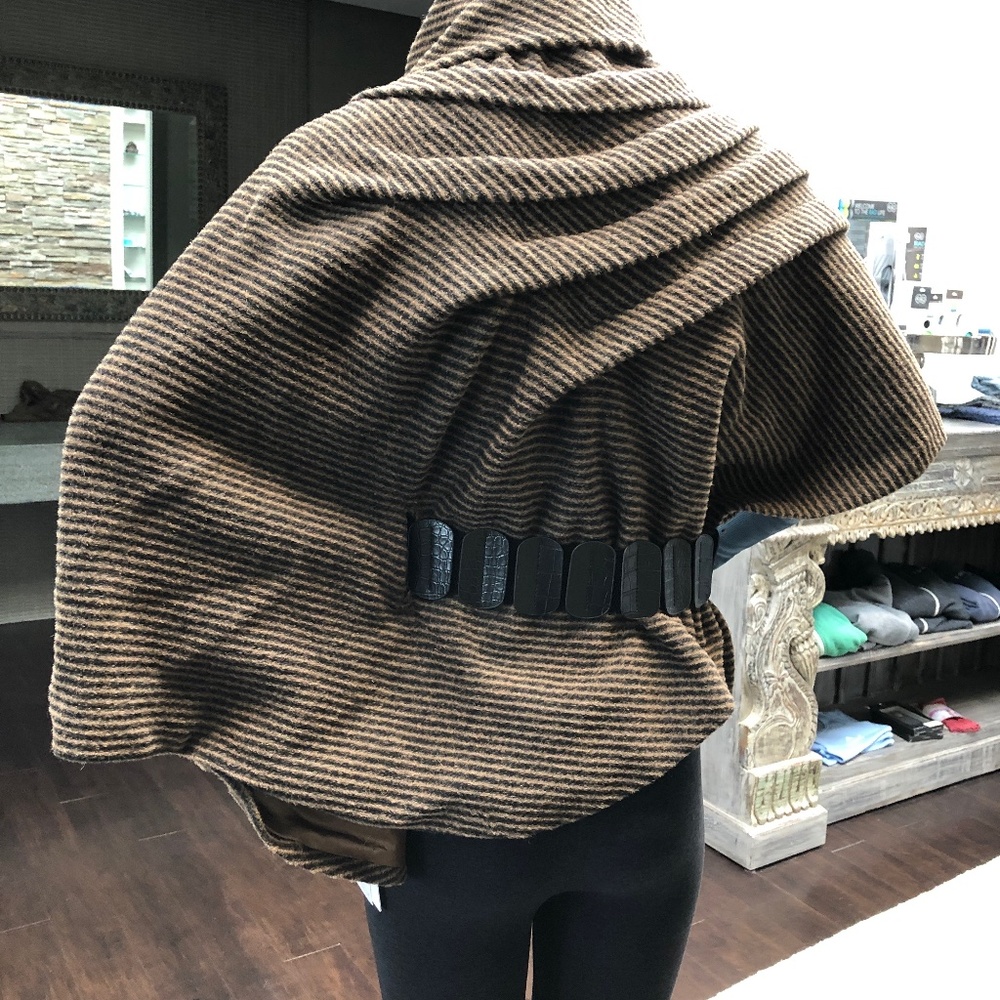 Cape/Jacket. Wool - Picture 3 of 6